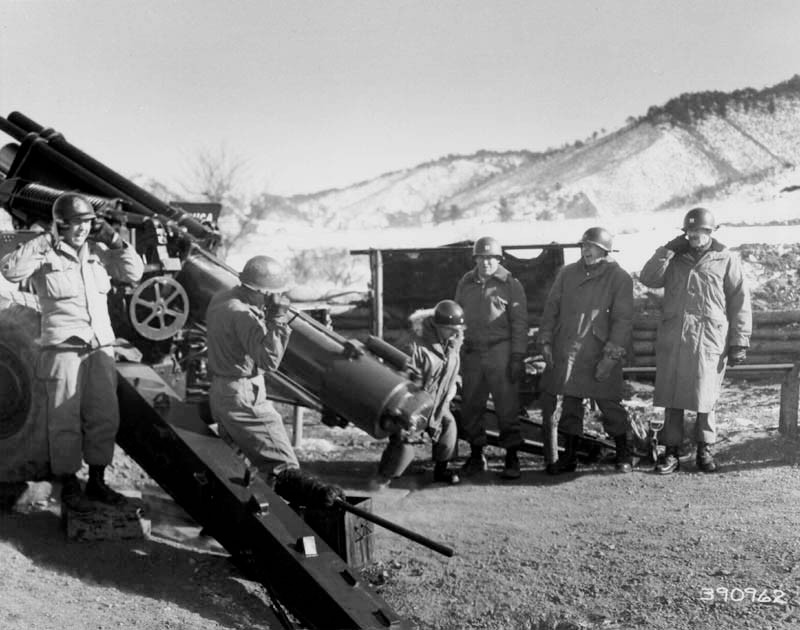 Khẩu pháo kéo 155mm M114 của Tiểu đoàn pháo binh dã chiến 213 thuộc Quân đội Mỹ bắn loạt đạn thứ 100.000 của đơn vị này vào các vị trí phòng thủ của Chí nguyện quân Trung Quốc vào đầu năm 1952. Nguồn ảnh: Quân đội Mỹ.