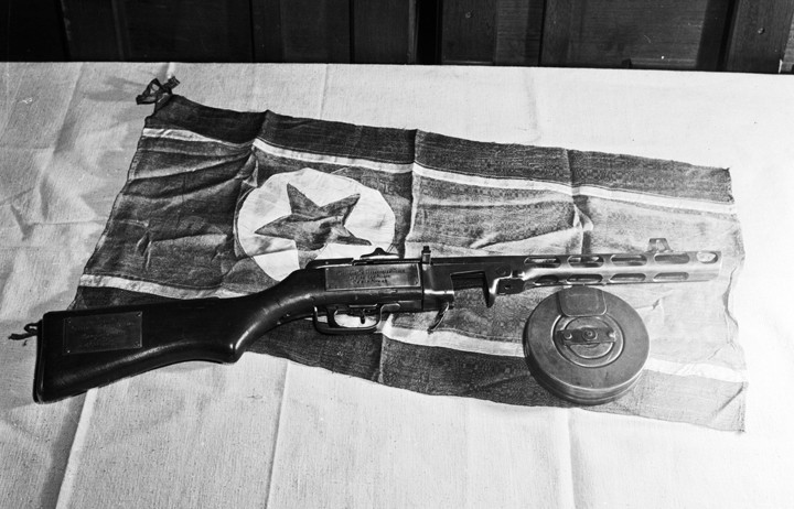 Sau Thế chiến II, PPSh-41 được sản xuất rộng rãi ở Bắc Triều Tiên, Một trong những sản phẩm đầu tiên được gửi tặng cho Stalin vào năm 1948 nhân sinh nhật lần thứ 70 của ông. (Ảnh Getty Images)