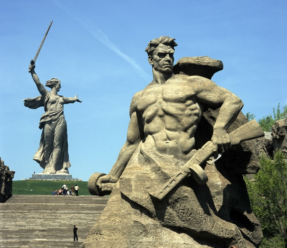 PPSh-41 trở thành một phần không thể thiếu bên cạnh hình ảnh người lính Xô Viết trong cuộc chiến tranh Vệ quốc, nên hầu hết các tượng đài, di tích dành cho người lính Liên Xô trên khắp thế giới đều sử dụng hình tượng khẩu súng nổi tiếng này (Ảnh Global Look Press)