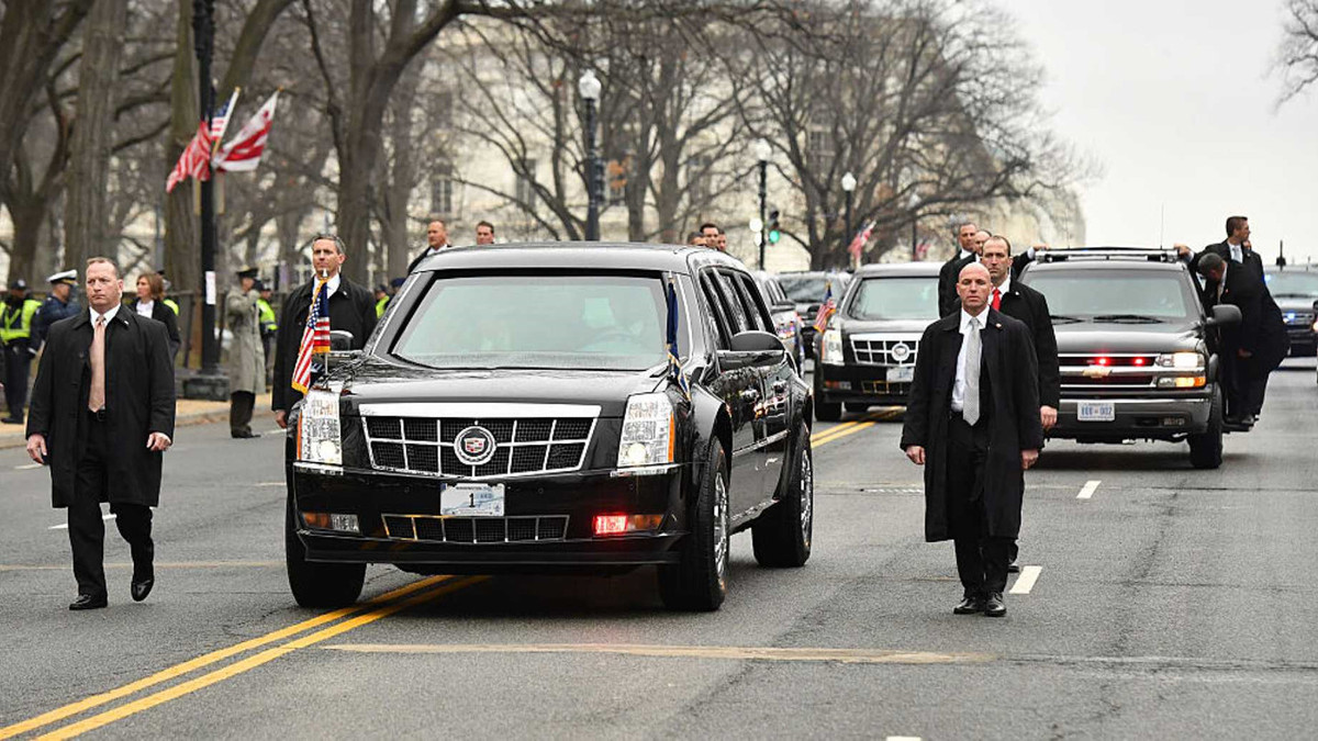 Mot nguoi bieu tinh lao vao doan xe ho tong cua Nha Trang