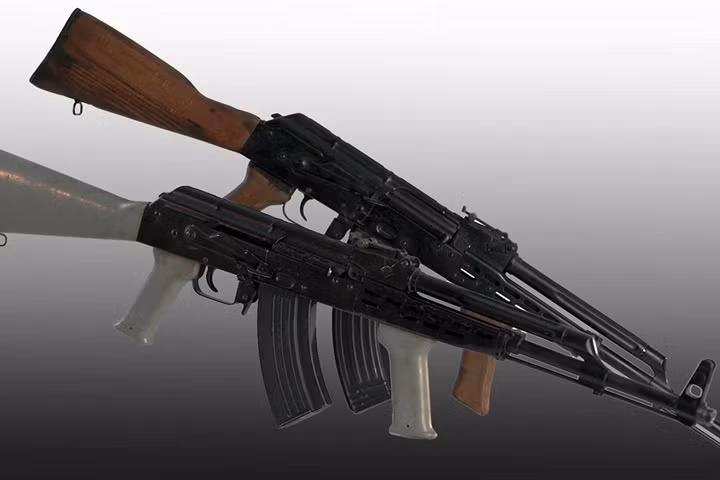 AKM-63. Phiên bản này khác với mẫu AKM-65 ở chỗ có báng gỗ.