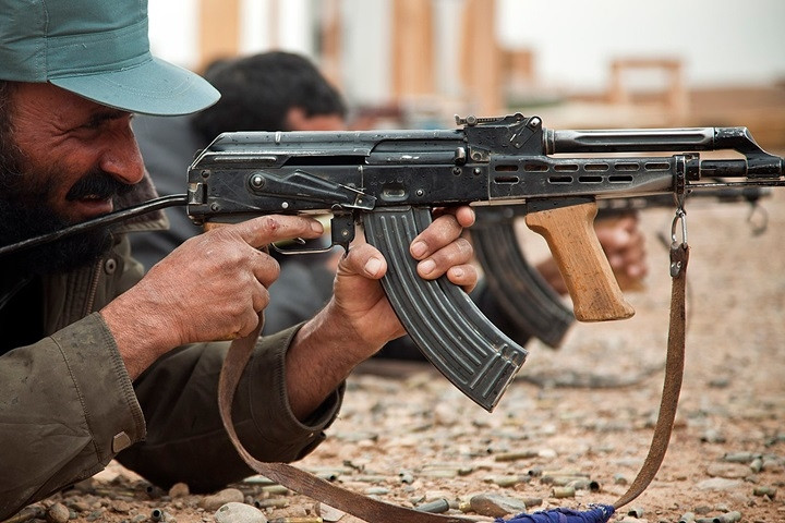 AMD-65. Đây là một phiên bản Hungary nữa, phù hợp với đạn cỡ 7,62x39mm. Thay cho miếng ốp và báng gỗ, súng này dùng tay nắm thẳng đứng và báng gập kim loại.