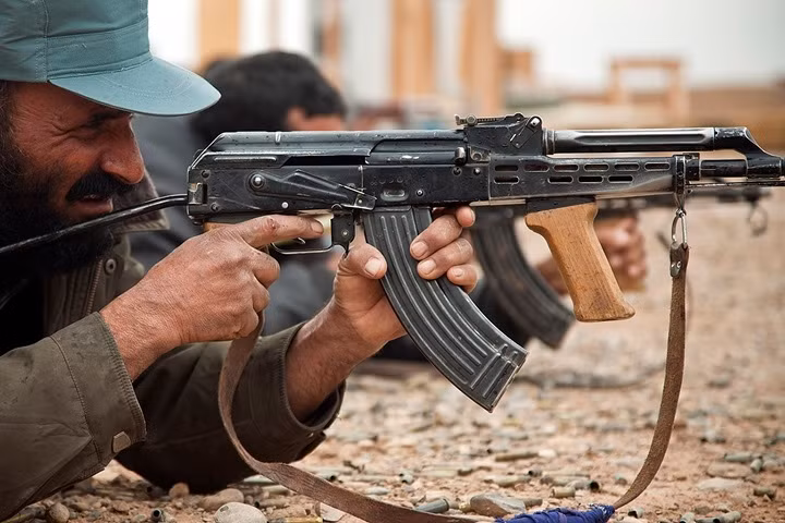 AMD-65. Đây là một phiên bản Hungary nữa, phù hợp với đạn cỡ 7,62x39mm. Thay cho miếng ốp và báng gỗ, súng này dùng tay nắm thẳng đứng và báng gập kim loại.