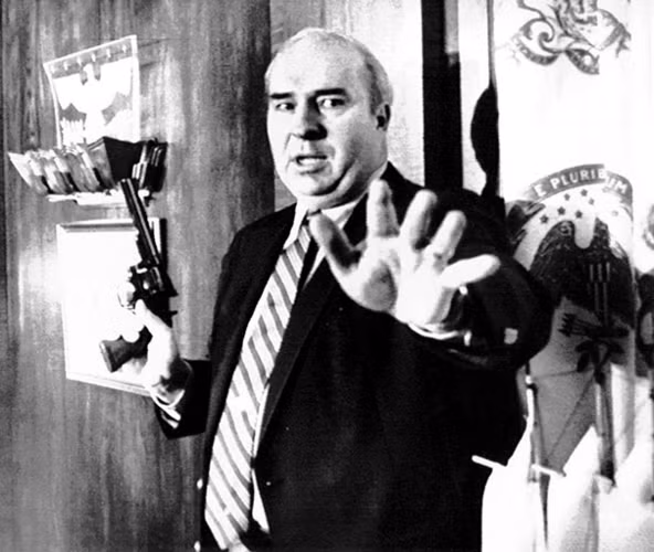 R. Budd Dwyer từng là thủ quỹ bang Pennsylvania từ năm 1981 - 1987 trước khi bị cáo buộc tham nhũng và gian lận thuế. Ông Dwyer sau đó đã tự tử trong phiên tòa xét xử được tường thuật trên ti vi trước sự chứng kiến của hàng triệu người.