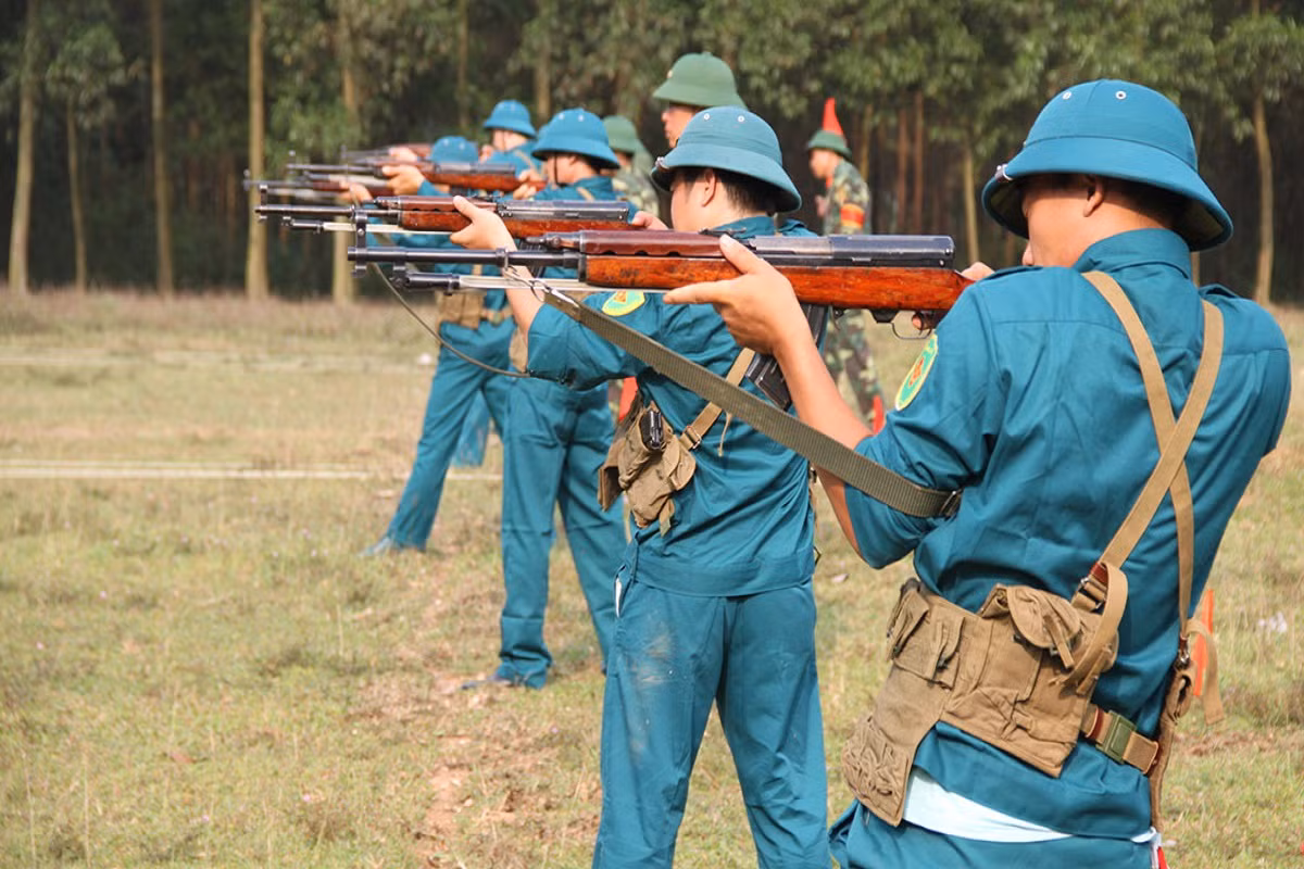 Bản thân K-63 xuất hiện ở Việt Nam trong giai đoạn cuối của cuộc Kháng chiến chống Mỹ nhiều khả năng là đầu những năm 1970, sau khi Quân đội Trung Quốc đưa vào trang bị dòng súng trường này. Và sau chiến tranh, K-63 chỉ phục vụ trong lực lượng Dân quân Tự vệ Việt Nam chứ không còn trong biên chế quân đội chính quy, với số lượng khá ít. Nguồn ảnh: DQTV.