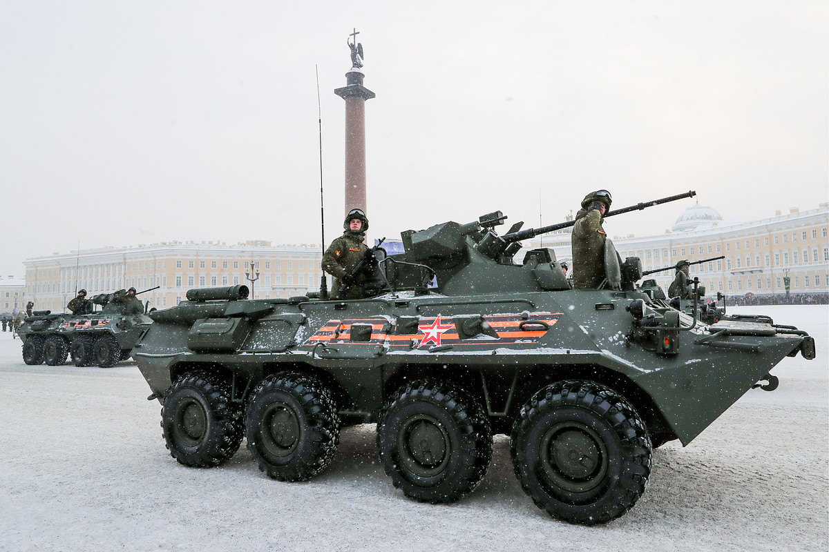 Xe bọc thép chở quân BTR-82A của Quân đội Nga trong lễ duyệt binh kỷ niệm 75 năm giải phóng Leningrad. Nguồn ảnh: TASS.