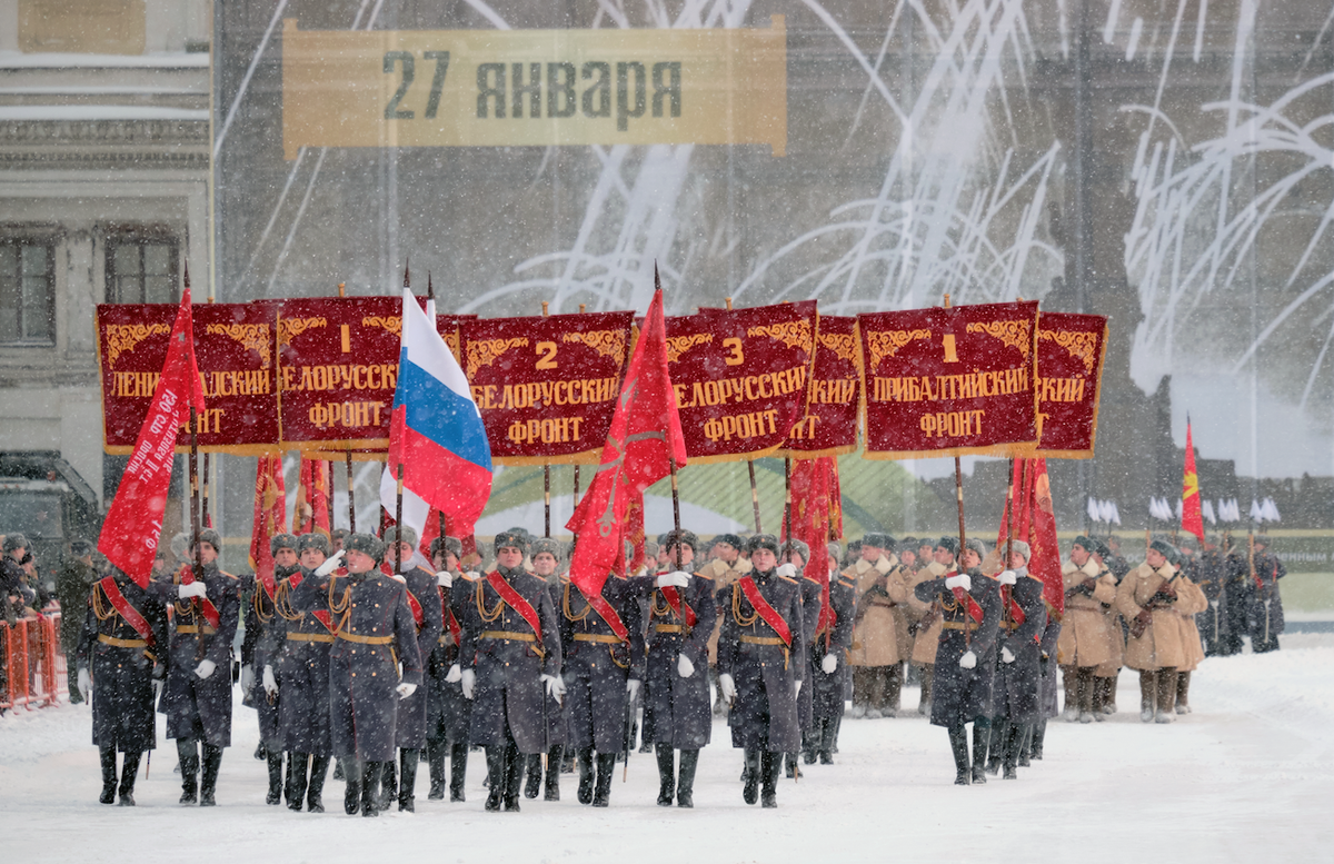 Hàng trăm người đã có mặt trong thành phố bất chấp tuyết rơi dày và cái lạnh âm 11 độ C để xem diễu binh. Một phút mặc niệm đã được cử hành trong tiếng chuông từng được dùng để cảnh báo người dân về các cuộc không kích khi thành phố bị quân đội Đức quốc xã bao vây cách đây hơn 7 thập kỷ. Nhiều người đã không cầm được nước mắt khi kỷ niệm ùa về. Nguồn ảnh: igps.ru.