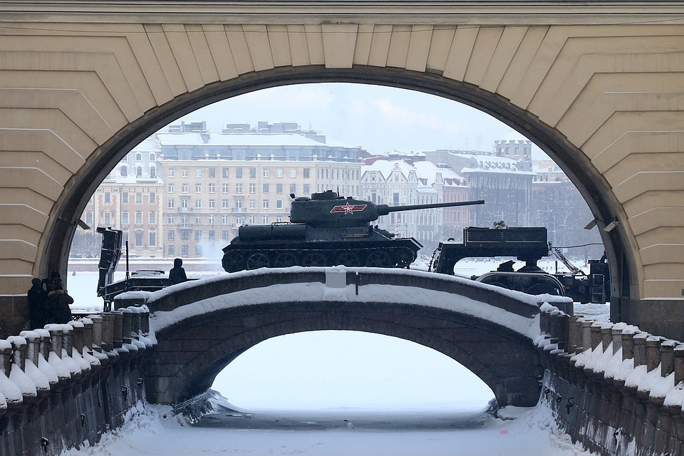 Trong số các vũ khí được diễu hành có xe tăng chiến đấu T-34 nổi tiếng và hệ thống tên lửa đa nòng. Nguồn ảnh: igps.ru.