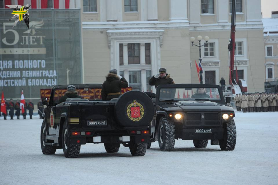 Trên 2.500 binh sĩ trong những bộ quân phục hiện đại và thời chiến như quần áo da cừu và ủng nỉ, cùng các loại vũ khí đã diễu qua Bảo tàng Hermitage để kỷ niệm ngày chấm dứt cuộc bao vây Leningrad, từng làm trên 800.000 người thiệt mạng. Nguồn ảnh: kp.ru.