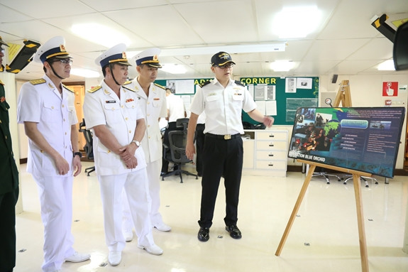 Tau Hai quan Singapore tham Cang quoc te Cam Ranh-Hinh-3