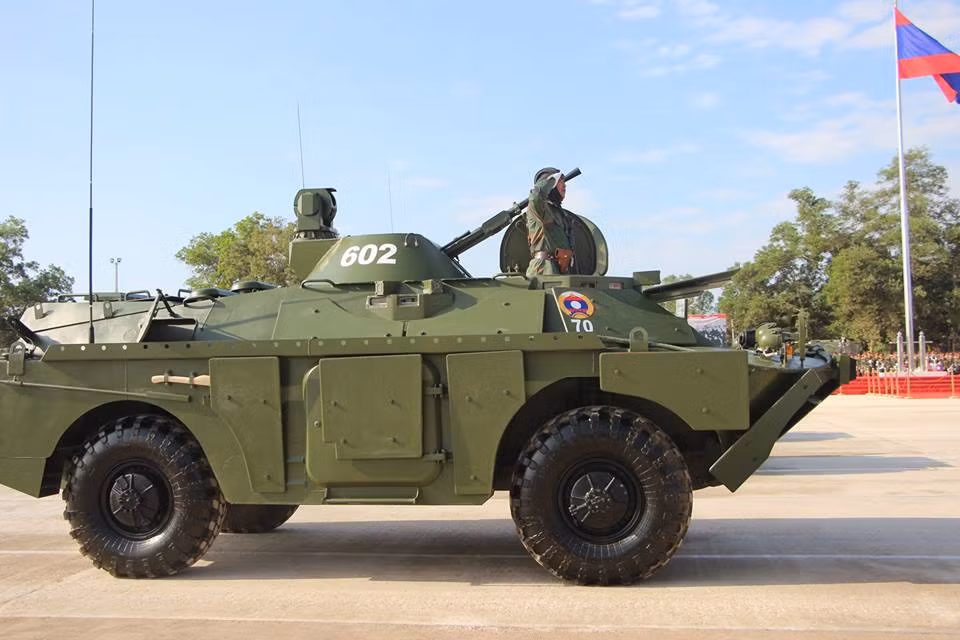 Điểm nhất tiếp theo của BRMD-2M chính là việc nó được trang bị thêm cụm thiết bị trinh sát quang học ngay trên tháp pháo, cho phép mẫu phương tiện bọc thép này mở rộng phạm vi nhiệm vụ của mình ra hơn trước đây. Trong đó bao gồm cả nhiệm vụ trở thành xe chỉ huy cho các các đơn vị tăng thiết giáp. Nguồn ảnh: AeroLaos.