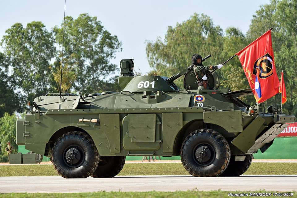 Trong ảnh là xe trinh sát bọc thép BRMD-2M dẫn đầu khối đại diện cho lực lượng Tăng - Thiết giáp Lào trong lễ duyệt binh hôm 20/1 vừa qua, so với nguyên bản BRMD-2 chúng ta có thể thấy chúng đã được nâng cấp khá nhiều. Nguồn ảnh: Houmphet Manisouk.