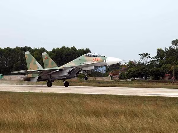 Máy bay Su-30MK2 của Trung đoàn 927 xuất kích làm nhiệm vụ huấn luyện.