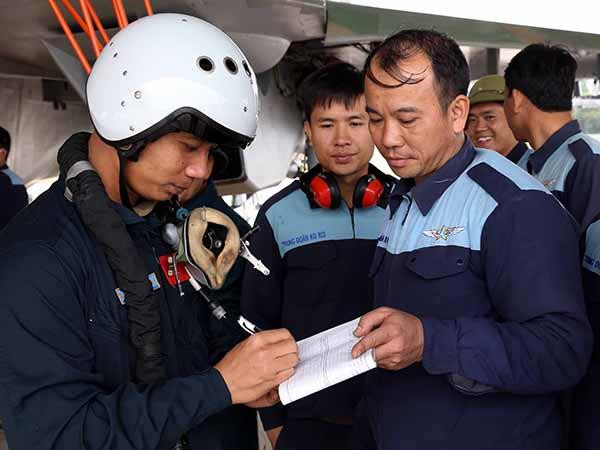 Phi công Su-30MK2 tiếp thu máy bay.