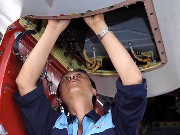 Kiểm tra kỹ thuật của máy bay trước ban bay.