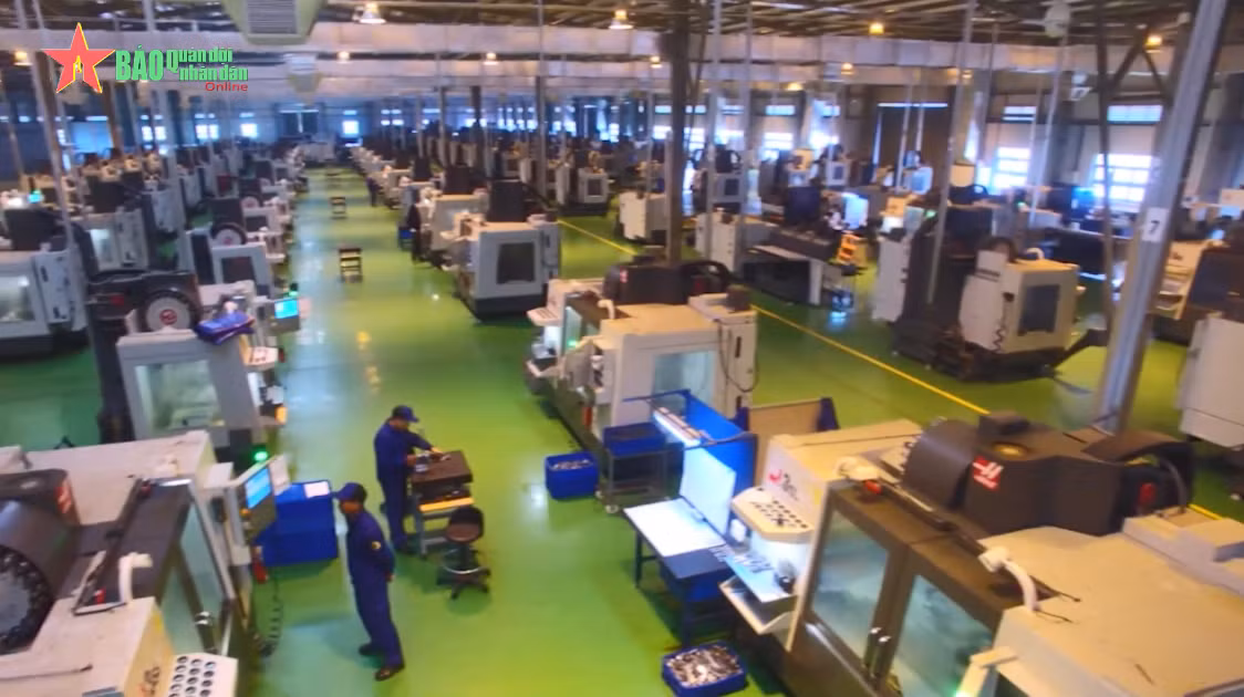 Dây chuyền sản xuất súng bộ binh mới của Nhà máy Z111 hiện tại được chuyển giao công nghệ từ đối tác Israel, giành cho việc sản xuất các dòng súng trường tấn công ACE 31 và ACE 32. Năng lực của dây chuyền sản xuất súng này có thể lên tới 50.000 khẩu mỗi năm. Nguồn ảnh: Quân đội Nhân dân.