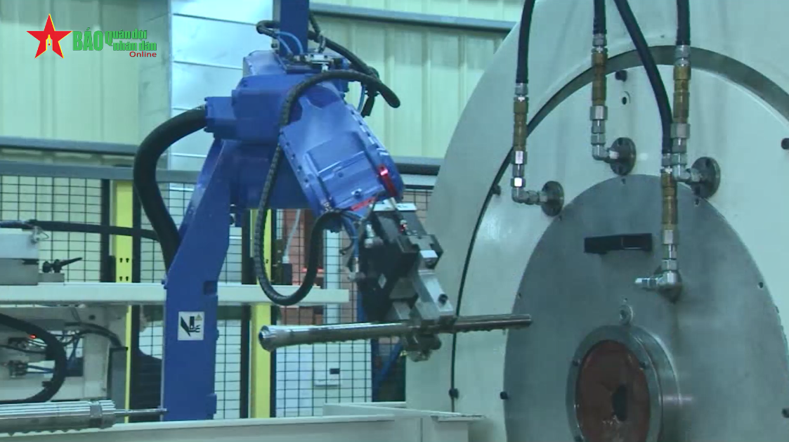 Mới đây, một trong những sản phẩm chủ lực của Nhà máy Z111 là súng trường Galil ACE đã được Bộ Quốc phòng bàn giao cho Bộ Quốc phòng Lào nhân dịp kỷ niệm 70 năm thành lập Quân đội Nhân dân Lào. Nguồn ảnh: Quân đội Nhân dân.