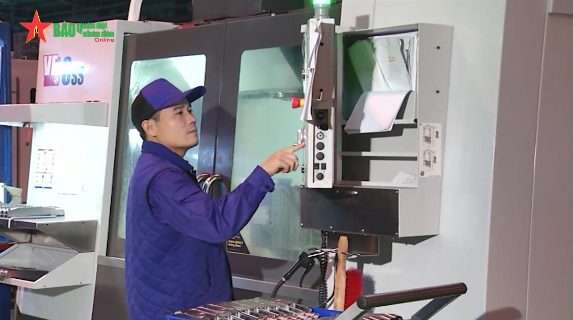 Bên cạnh các sản phẩm mới Nhà máy Z111 còn đưa các sản phẩm truyền thống như súng trường AK-47, AKM... vào sản xuất tại dây chuyền mới nhờ vậy đã nâng cao được năng suất và chất lượng sản phẩm. Nguồn ảnh: Quân đội Nhân dân.