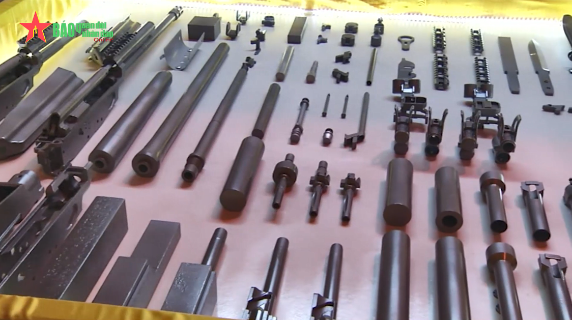 Nhờ vào việc nỗ lực làm công nghệ được các đối tác nước ngoài chuyển cùng với phát huy tối đa nội lực, Nhà máy Z111 không chỉ nội địa hóa thành công dòng súng trường Galil ACE tiên tiến mà còn cho ra đời hai mẫu súng trường tấn công mới là GK 1 và GK 3. Nguồn ảnh: Quân đội Nhân dân.