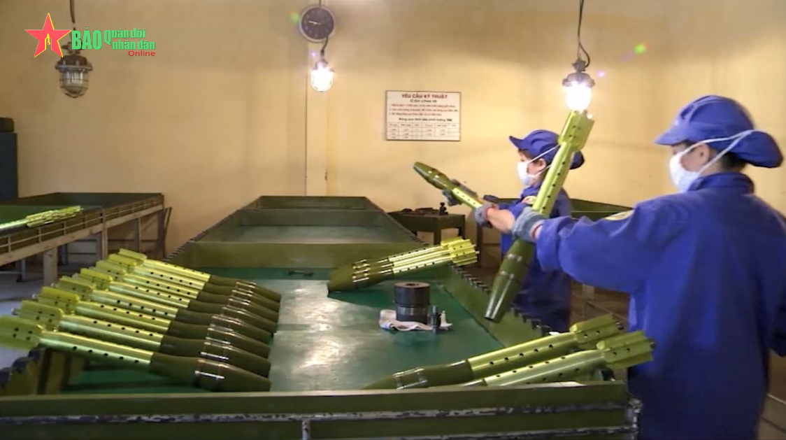 Trong những năm qua Nhà máy Z111 đã hoàn thành toàn bộ nhiệm vụ sản xuất quốc phòng, đáp ứng tốt yêu cầu về chất lượng sản phẩm, tiến độ thực hiện theo đúng kế hoạch đề ra. Trong đó nổi bật là việc khai thác tốt dây chuyền sản xuất súng bộ binh mới được đầu tư. Trong ảnh là phân xưởng sản xuất đạn chống tăng PG-9 giành cho súng chống tăng SPG-9 tại Nhà máy Z111. Nguồn ảnh: Quân đội Nhân dân.