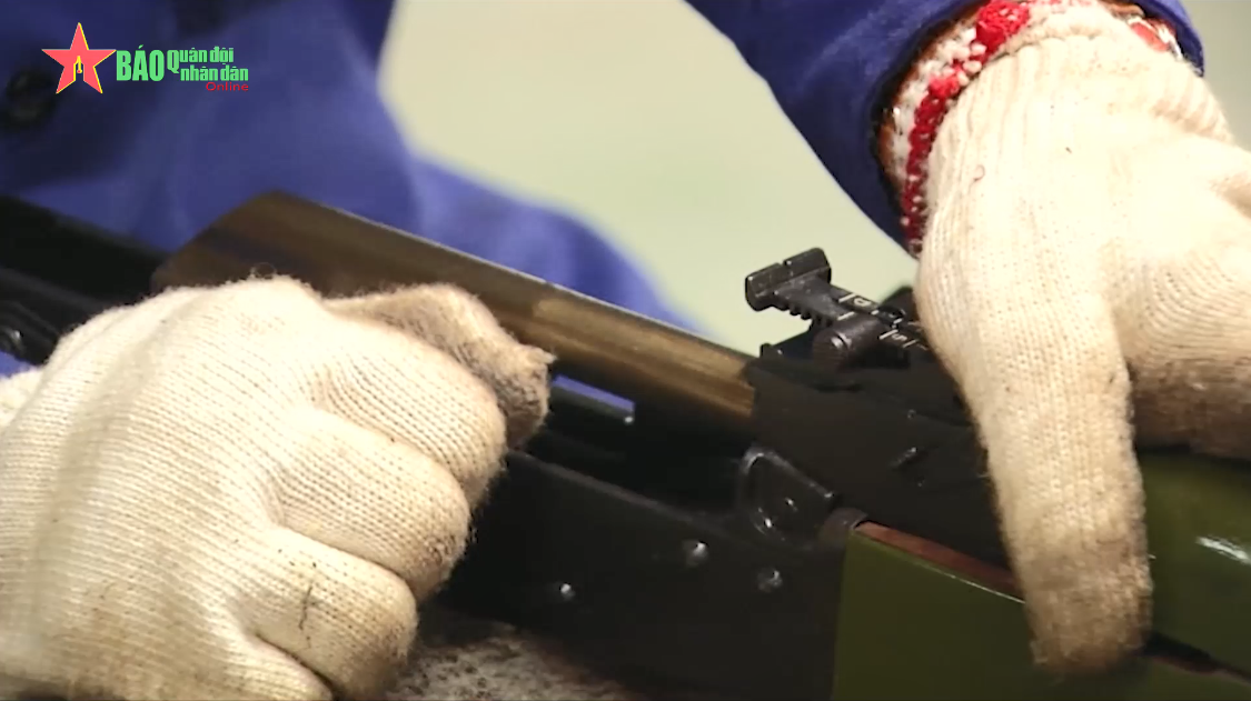 Về sản xuất kinh tế, nhà máy tiếp tục duy trì hoạt động các lĩnh vực như dầu khí, xi măng, nhiệt điện, công nghiệp thực phẩm, nhựa gia dụng, xây dựng… với nhiều hợp đồng xuất khẩu. Tại triển lãm vũ khí Indo Defence 2018 (tại Indonesia tháng 11/2018), nhà máy có nhiều sản phẩm tham gia trưng bày, được nhiều khách hàng trong khu vực quan tâm. Nguồn ảnh: Quân đội Nhân dân.