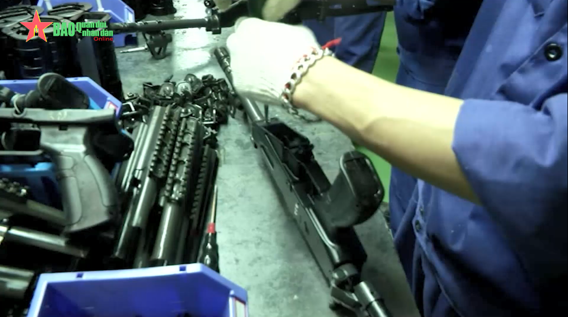 Thay mặt Quân ủy Trung ương, Bộ Quốc phòng, Đại tướng Ngô Xuân Lịch biểu dương, đánh giá cao những kết quả mà tập thể cán bộ, công nhân viên, người lao động Nhà máy Z111 đã đạt được trong năm 2018, đặc biệt là việc nhà máy đã tìm ra được hướng đi mới, bước đầu đã có sản phẩm xuất khẩu đem lại hiệu quả kinh tế cao. Nguồn ảnh: Quân đội Nhân dân.