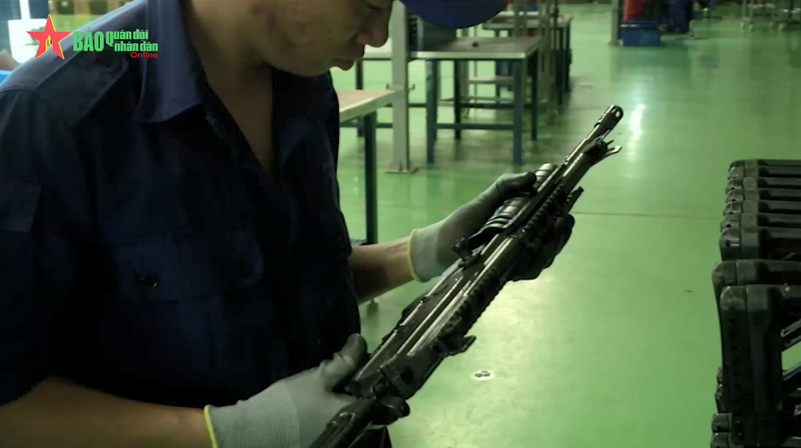 Để phát huy tốt hơn nữa những thành tích đã đạt được, Đại tướng Ngô Xuân Lịch mong muốn Nhà máy Z111 không ngừng phấn đấu, cố gắng trong từng lĩnh vực công tác, góp phần đưa nhà máy ngày càng phát triển, tạo ra bước phát triển mới về công nghiệp quốc phòng của Việt Nam. Nguồn ảnh: Quân đội Nhân dân.