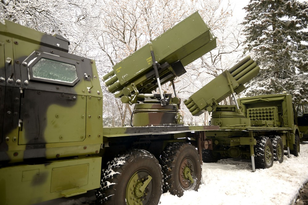 Serbia có một nền công nghiệp quốc phòng khá phát triển, họ tự chủ được hầu hết vũ khí, khí tài, trang thiết bị quân sự cho bộ binh và một phần của phòng không - không quân. Trong ảnh là một tổ hợp pháo phản lực phóng loạt sử dụng đạn rocket từ 122mm – 128mm đang được VTI phát triển cho Quân đội Serbia. Nguồn ảnh: bmpd.livejournal.