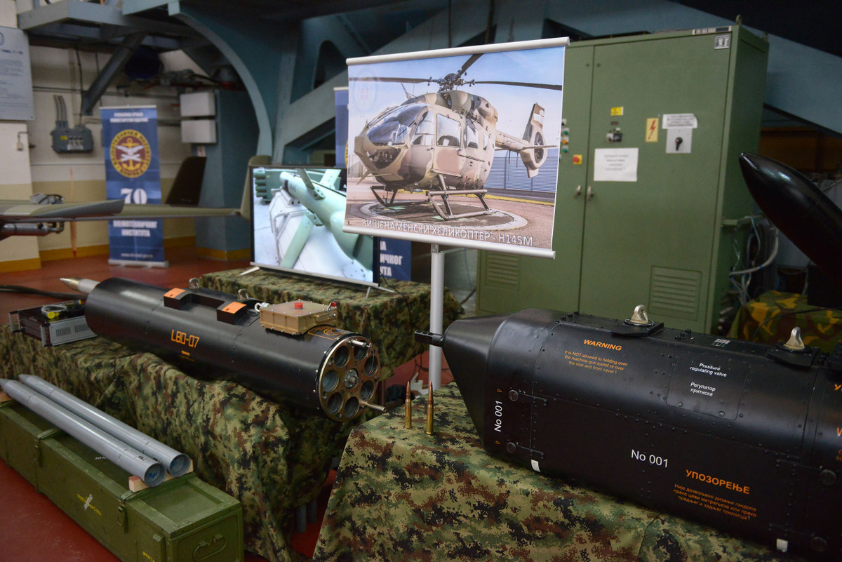 Một số pod vũ khí giành cho trực thăng vũ trang H145M – Airbus của Serbia với các loại rocket 80mm và pod súng máy 7.62mm. Nguồn ảnh: bmpd.livejournal.