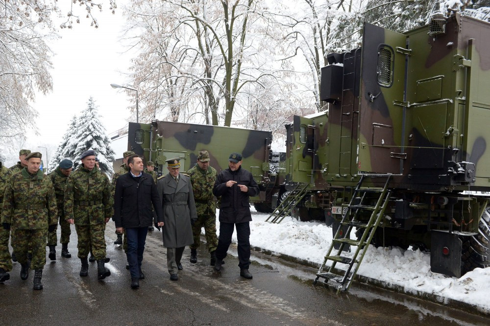 Theo truyền thông Serbia, trong hôm 11/1, Bộ trưởng Quốc phòng Serbia - Alexander Vulin và Tổng Tham mưu trưởng Lực lượng Vũ trang Serbia - Trung tướng Milan Moysilovic đã đến thăm Viện Kỹ thuật Quân sự (VTI), tổ chức nghiên cứu và phát triển công nghệ quân sự hàng đầu của Serbia. Nguồn ảnh: bmpd.livejournal.