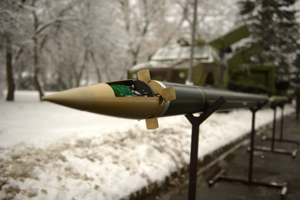 Đáng chú ý là VTI đã phát triển một loại đạn rocket phóng loạt dẫn đường có điều chỉnh nhờ tích hợp bộ thu tín hiệu định vị toàn cầu lắp ở mũi quả đạn giành cho các tổ hợp LRSVM. Tầm bắn của các loại đạn rocket trang bị cho LRSVM cũng rất đa dạng, dao động chỉ từ 8,6 km cho tới tận 50 km, đi kèm theo đó là độ sai lệch từ vài chục m tới dưới 10 m. Nguồn ảnh: bmpd.livejournal.