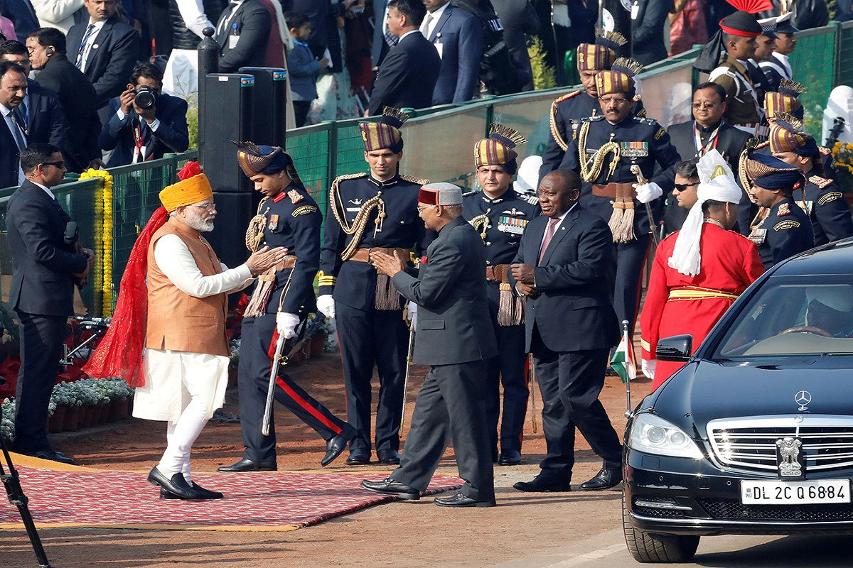 Tổng thống Nam Phi Cyril Ramaphosa là khách mời đặc biệt của lễ duyệt binh "Ngày Cộng hòa" năm nay. Ban đầu Ấn Độ đã mời Tổng thống Mỹ Donald Trump, phía Washington đã từ chối, viện dẫn lý do vướng lịch trình. Trong ảnh: Thủ tướng Ấn Độ Narendra Modi (khăn quấn màu vàng) chào mừng các khách mời tới tham dự lễ duyệt binh. Nguồn ảnh: Gulf News