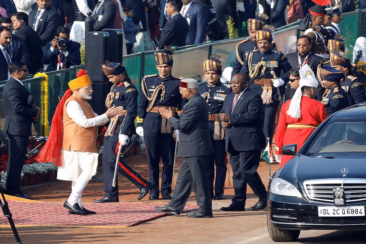 Tổng thống Nam Phi Cyril Ramaphosa là khách mời đặc biệt của lễ duyệt binh "Ngày Cộng hòa" năm nay. Ban đầu Ấn Độ đã mời Tổng thống Mỹ Donald Trump, phía Washington đã từ chối, viện dẫn lý do vướng lịch trình. Trong ảnh: Thủ tướng Ấn Độ Narendra Modi (khăn quấn màu vàng) chào mừng các khách mời tới tham dự lễ duyệt binh. Nguồn ảnh: Gulf News