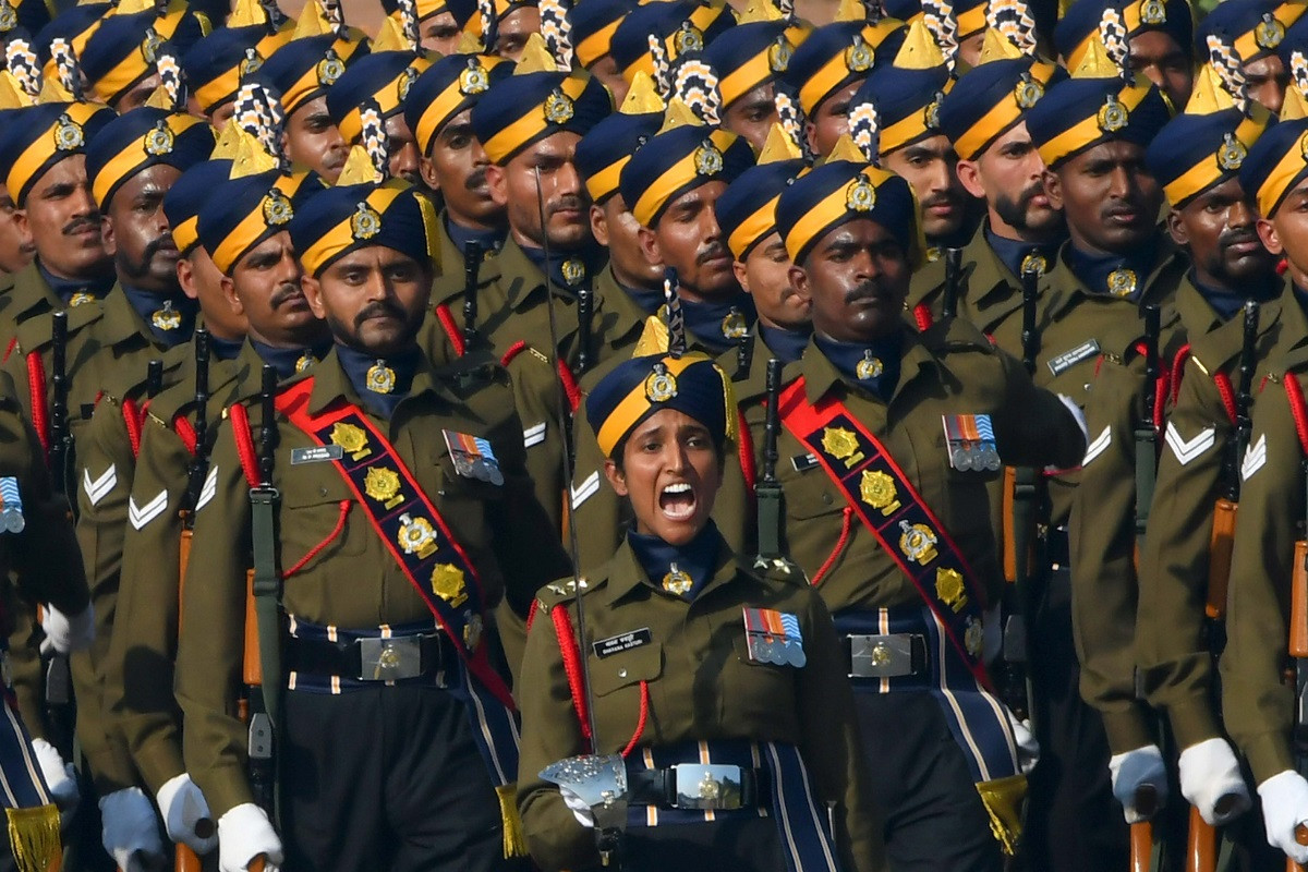 “Ngày Cộng hòa” cũng được xem là dịp Ấn Độ phô diễn sức mạnh quân sự của nước, khi qua mỗi năm New Delhi đều gây ấn tượng với khách mời lẫn người dân với các loại vũ khí mới được sản xuất ngay tại Ấn Độ như cách minh chứng cho thành công của chương trình “made in India” do Thủ tướng Modi khởi xướng. Nguồn ảnh: Gulf News