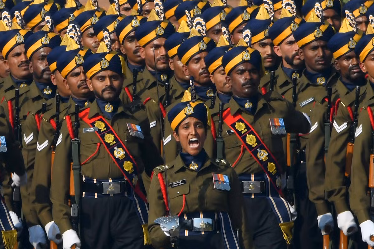 “Ngày Cộng hòa” cũng được xem là dịp Ấn Độ phô diễn sức mạnh quân sự của nước, khi qua mỗi năm New Delhi đều gây ấn tượng với khách mời lẫn người dân với các loại vũ khí mới được sản xuất ngay tại Ấn Độ như cách minh chứng cho thành công của chương trình “made in India” do Thủ tướng Modi khởi xướng. Nguồn ảnh: Gulf News