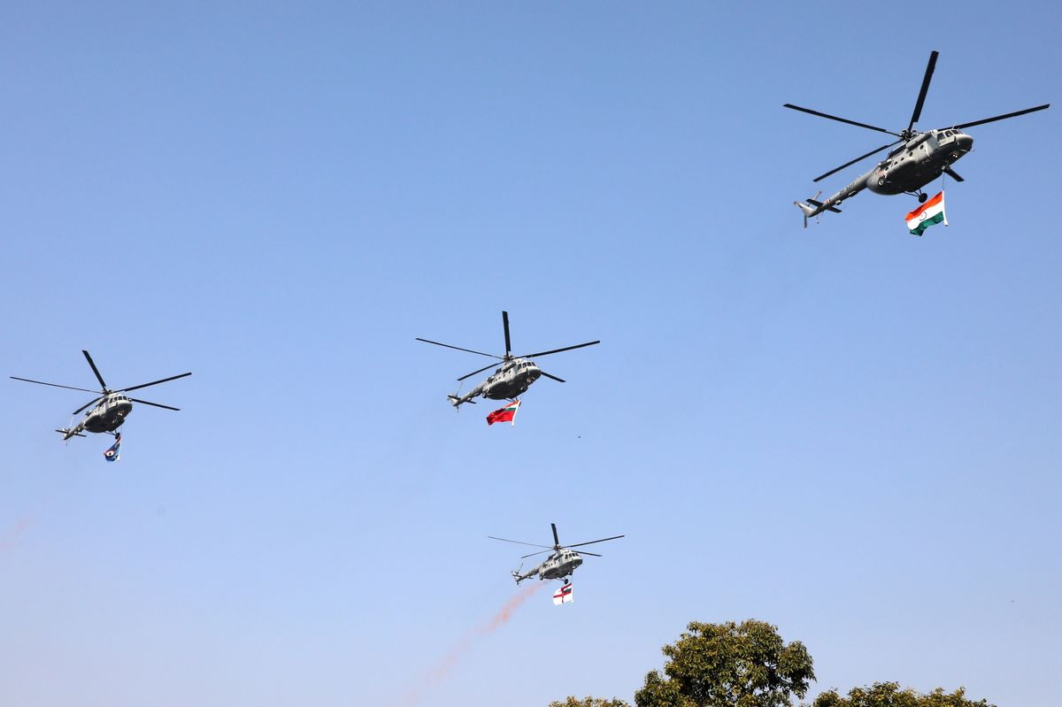 Đi cuối ở khối đại diện cho lực lượng cơ giới là các chiến đấu cơ và trực thăng vũ trang của Không quân Ấn Độ, trong ảnh là những chiếc trực thăng vận tải Mi-8 mang theo quốc kỳ và cờ hiệu của Hải, Lục, Không quân Ấn Độ. Nguồn ảnh: Bloomberg
