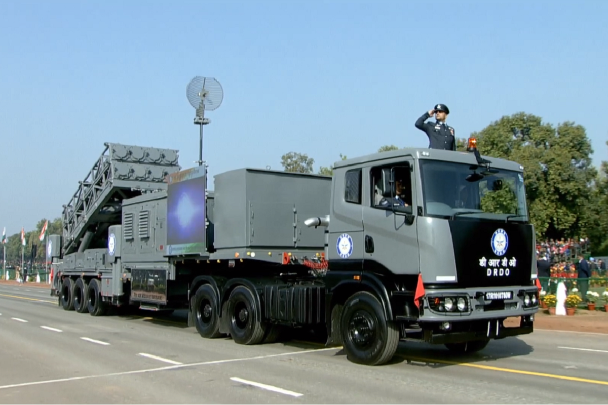 Tên lửa phòng không tầm trung - xa MR-SAM do Ấn Độ hợp tác chế tạo cùng Tập đoàn Rafael của Israel, hệ thống này sử dụng đạn đánh chặn Barak-8 tầm bắn 70 km. Nguồn ảnh: Gulf News