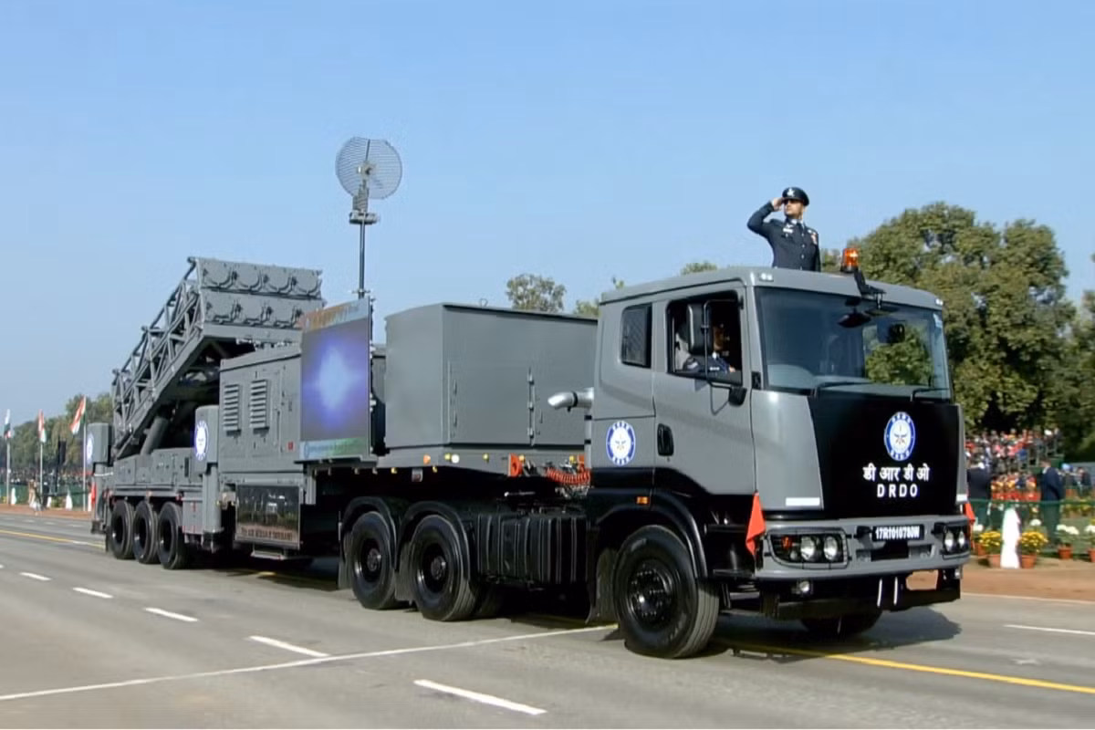 Tên lửa phòng không tầm trung - xa MR-SAM do Ấn Độ hợp tác chế tạo cùng Tập đoàn Rafael của Israel, hệ thống này sử dụng đạn đánh chặn Barak-8 tầm bắn 70 km. Nguồn ảnh: Gulf News