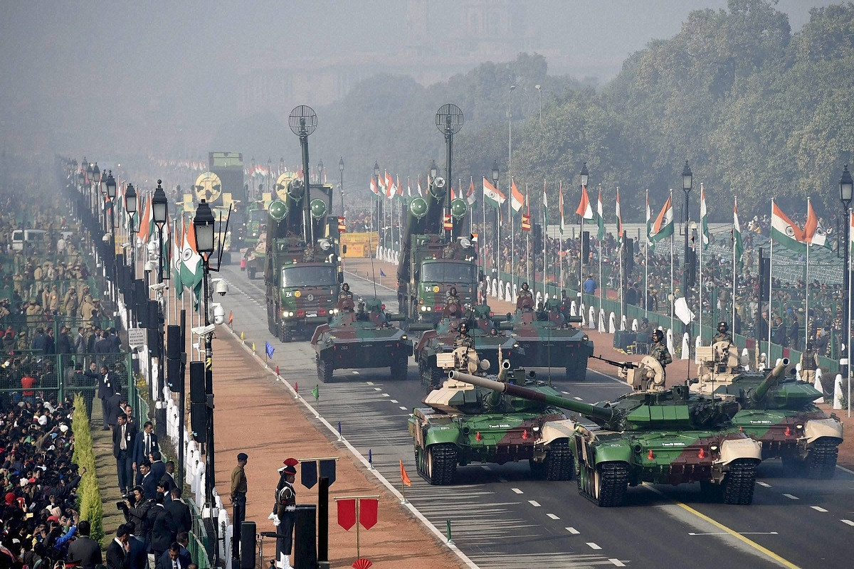 Như mọi năm dẫn đầu khối phương tiện cơ giới tham gia duyệt binh vẫn là xe tăng chiến đấu chủ lực T-90S Bhishma do Ấn Độ chế tạo trong nước theo giấy phép của Nga. Kế đến là xe chiến đấu bộ binh BMP-2 và tổ hợp tên lửa hành trình siêu âm BrahMos. Nguồn ảnh: Gulf News