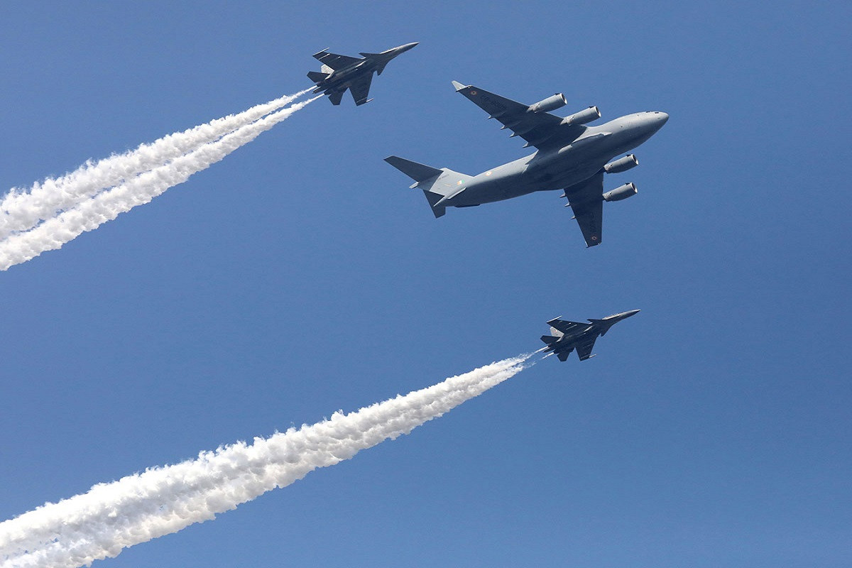 Hai tiêm kích chiếm ưu thế trên không Su-30MKI bay kèm máy bay vận tải hạng nặng C-17A do Mỹ chế tạo, đây là hình ảnh tiêu biểu cho Không quân Ấn Độ ngày nay. Nguồn ảnh: Bloomberg.