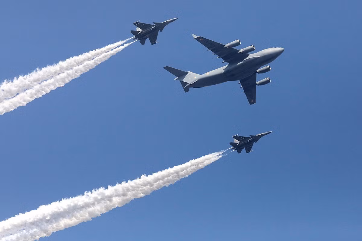 Hai tiêm kích chiếm ưu thế trên không Su-30MKI bay kèm máy bay vận tải hạng nặng C-17A do Mỹ chế tạo, đây là hình ảnh tiêu biểu cho Không quân Ấn Độ ngày nay. Nguồn ảnh: Bloomberg.