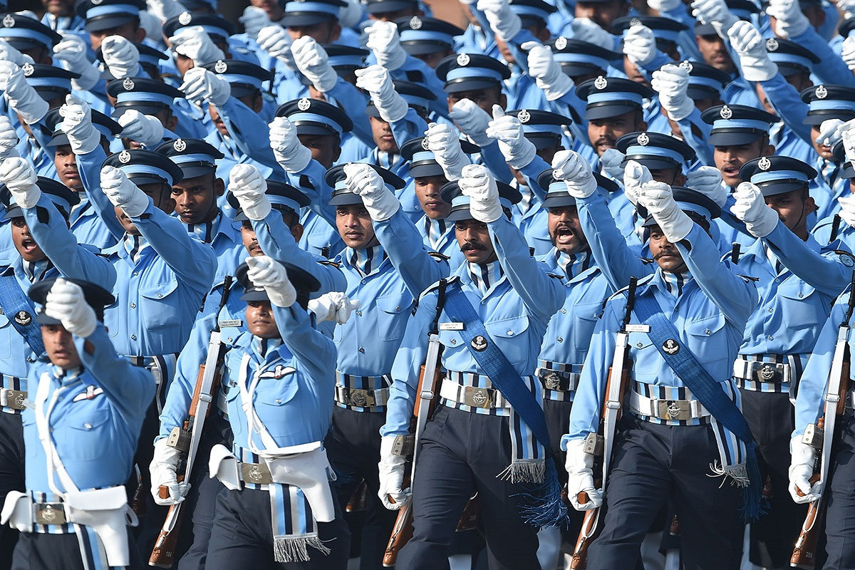 Khối binh sĩ đại diễn cho lực lượng không quân Ấn Độ, hiện Ấn Độ là một trong những quốc gia sở hữu sức mạnh không quân thuộc hàng top ở châu Á. Nguồn ảnh: Bloomberg