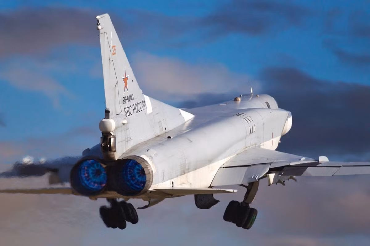 Tu-22M3 trang bị hai động cơ tuốc bin phản lực cánh quạt Kuznetsov NK-25 cung cấp tốc độ tối đa Mach 2,188 (tức 2.303km/h), tầm bay 6.800km, bán kính chiến đấu 2.410km, tốc độ leo cao 15m/s. Tu-22M3 được coi là một trong những loại máy bay ném bom nhanh nhất thế giới hiện nay. Nguồn ảnh: topwar.ru.