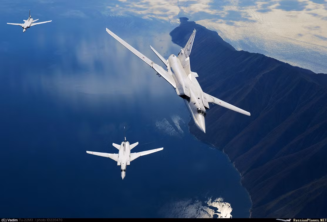 Ngoài vai trò là máy bay ném bom chiến lược, Tu-22M3 còn được thiết kế đảm nhiệm vai trò tấn công chống tàu tầm xa. Nó còn được mệnh danh là "sát thủ chống tàu sân bay". Nguồn ảnh: Russia Planes.