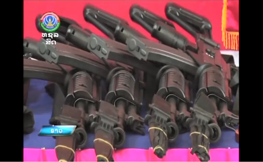 Trong khi đó ACE 32, có chiều dài cơ sở lên đến 409mm (khi gấp báng) và 847mm khi mở báng, súng nặng 3.50kg. Cả hai biến thể đều sử dụng hộp tiếp đạn tiêu chuẩn 30 viên. Nguồn ảnh: Lao National Television.