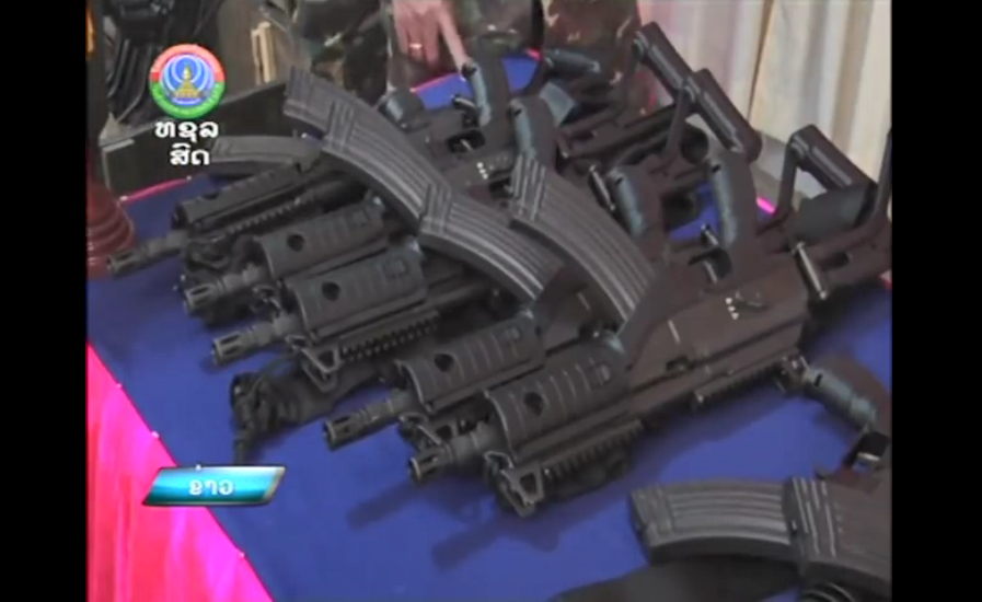Trong ảnh là biến thể súng trường Galil ACE 31, phiên bản rút ngắn của ACE 32 được Việt Nam chuyển giao cho Lào trong hôm 14/1. So với ACE 32, ACE 31 có trọng lượng nhẹ và kích thước ngắn hơn lần lượt là 3kg và 650mm (khi gấp báng), súng sử dụng đạn tiêu chuẩn 7.62x39mm có tốc độ bắn lên đến 680 viên/phút. Nguồn ảnh: Lao National Television.