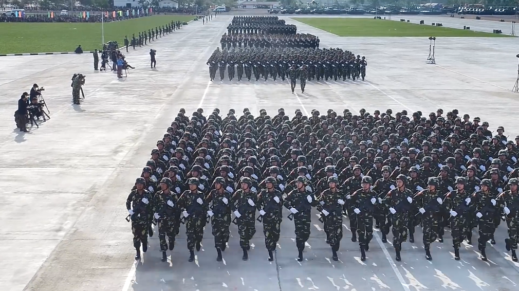 Được biết, đây là lô súng trường mới được Bộ Quốc phòng Việt Nam bàn giao cho Bộ Quốc phòng Lào trong hôm 14/1 nhân dịp kỷ niệm 70 năm thành lập Quân đội Nhân dân Lào. Trong ảnh là khối chiến sĩ Lục quân Lào duyệt binh với súng trường Galil ACE với số lượng ước tính lên đến 200 khẩu. Nguồn ảnh: Lao Economic News Channel.