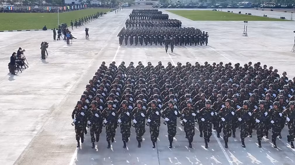 Được biết, đây là lô súng trường mới được Bộ Quốc phòng Việt Nam bàn giao cho Bộ Quốc phòng Lào trong hôm 14/1 nhân dịp kỷ niệm 70 năm thành lập Quân đội Nhân dân Lào. Trong ảnh là khối chiến sĩ Lục quân Lào duyệt binh với súng trường Galil ACE với số lượng ước tính lên đến 200 khẩu. Nguồn ảnh: Lao Economic News Channel.