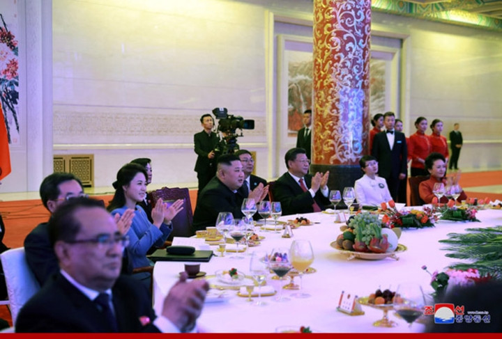 Bà Ri Sol-ju (áo xanh) vỗ tay sau một tiết mục văn nghệ trong buổi Quốc yến do Chủ tịch Trung Quốc Tập Cận Bình và phu nhân chủ trì.