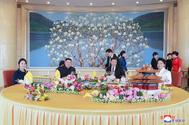 Bà Ri Sol-ju (bìa trái) cùng phu quân tại một bữa tiệc thân mật với Chủ tịch Trung Quốc Tập Cận Bình và phu nhân.